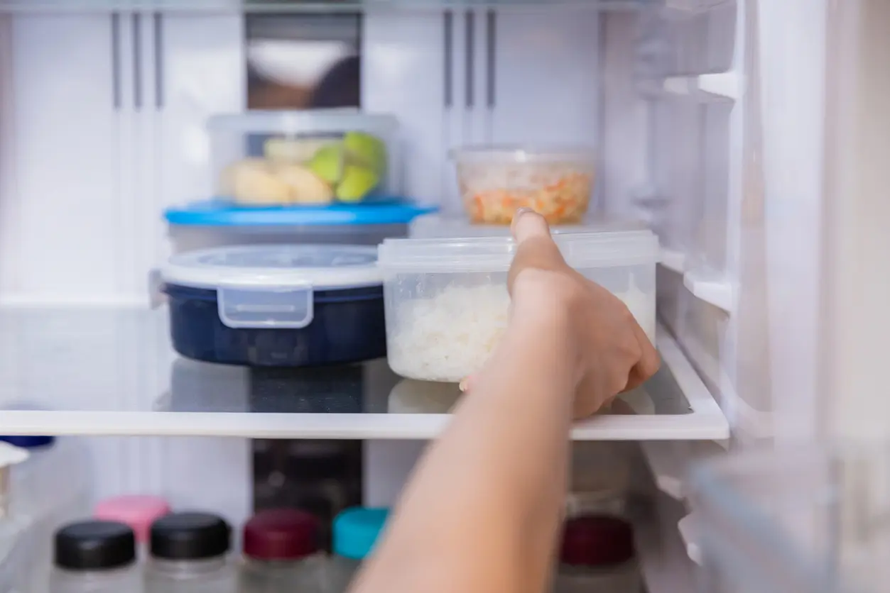 Cómo maximizar el espacio en un refrigerador pequeño 