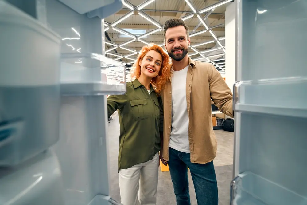 pareja feliz por las promociones primaton mabe