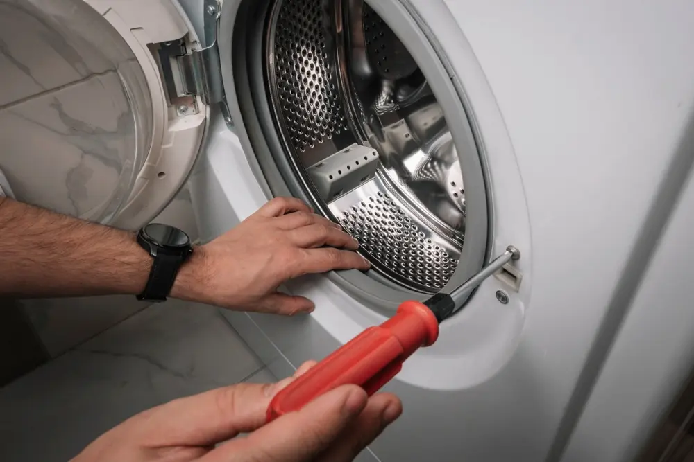 tecnico arreglando lavadora que no enciende