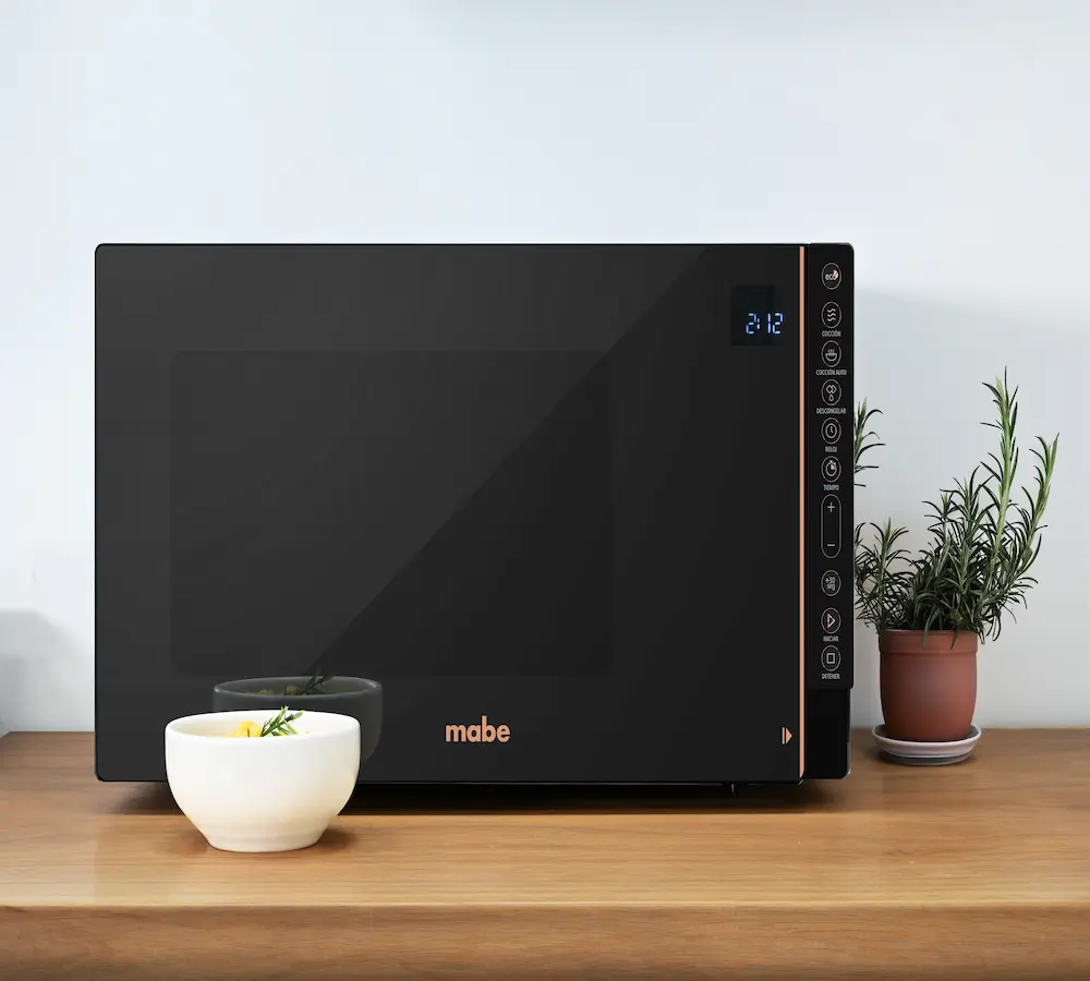 Te enseñamos cómo limpiar tu microondas y qué evitar hacer