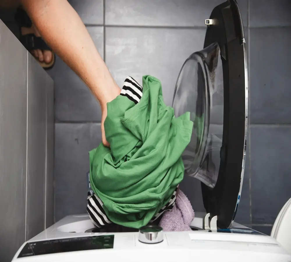 hombre lavando ropa